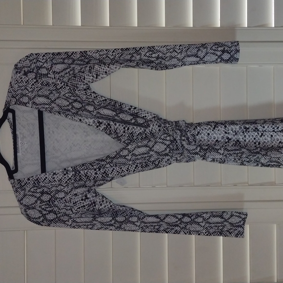 Good American snake print wrap around long sleeve dress - Picture 8 of 8